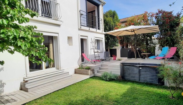 Contemporary villa with jacuzzi, quiet, close to town and beaches