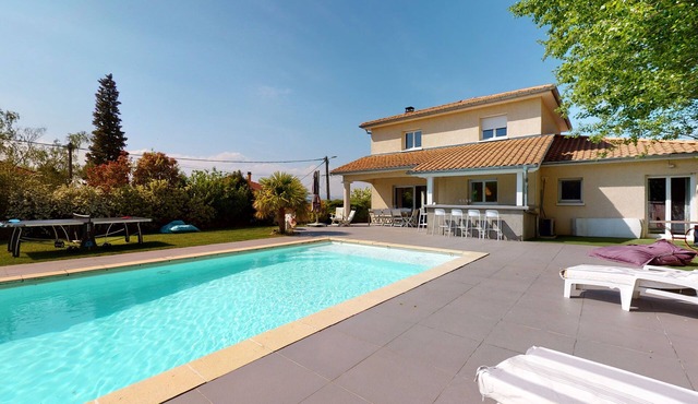 Contemporary villa with heated pool 13' from Lyon