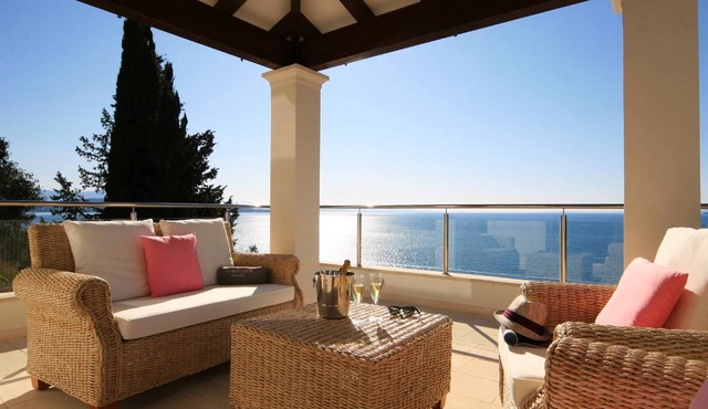 Contemporary Villa with Sea Views & Glorious Master Suite near Kaminaki