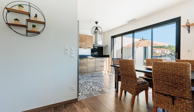 Contemporary Villa with Pool – Close to Beaches and Lake – 8 People