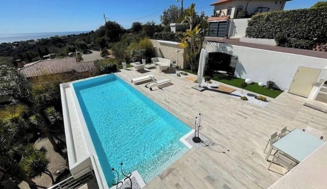 Contemporary villa with sea and mountain views 10 minutes from the beach