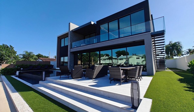 Contemporary Waterfront Luxury in Pompano Beach – 5BR, Infinity Pool, 4000SF