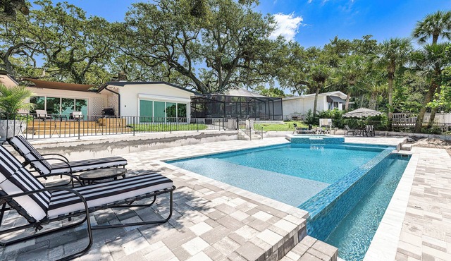 Contemporary Waterfront Oasis w/Infinity Pool & Open Bay Views - Sleeps 8+