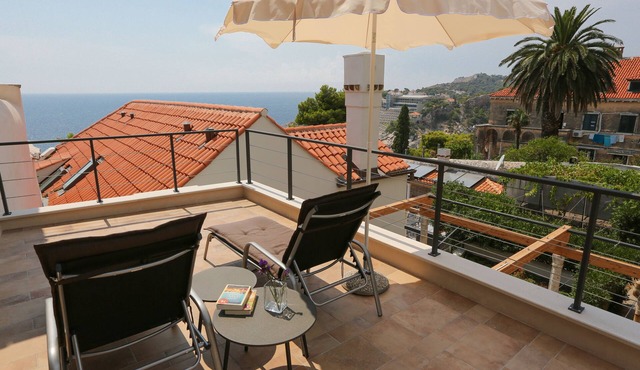 Contemporary waterfront villa a short walk to Old Town, beach & amenities