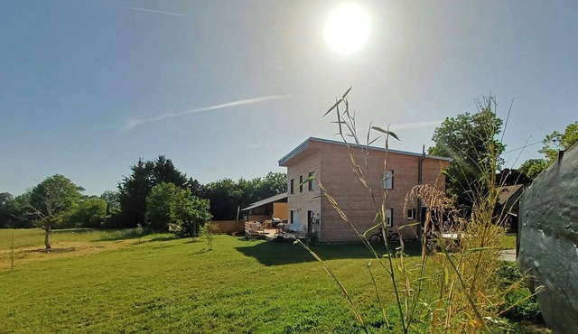 Contemporary wooden house "chez Fan-Fan" spacious and pleasant.