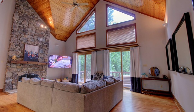 Contemporary woodland home on Lake Wylie with hot tub, sleeps 16