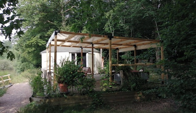 Contemporary yurt on the edge of a pond (fishing) ALL NEW