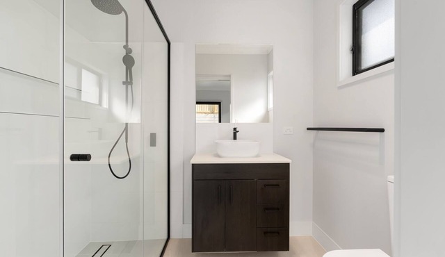 Contemporay Studio With Private Entrance