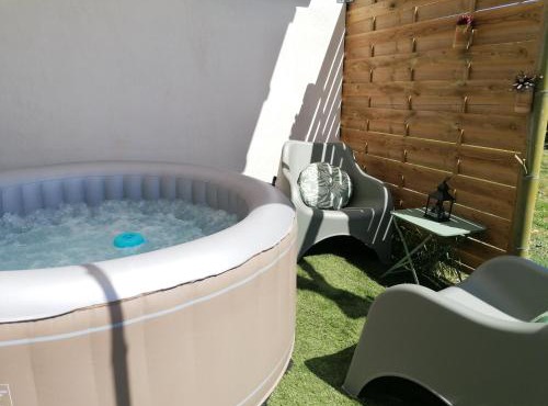 Conteneur avec spa privé face aux vignes