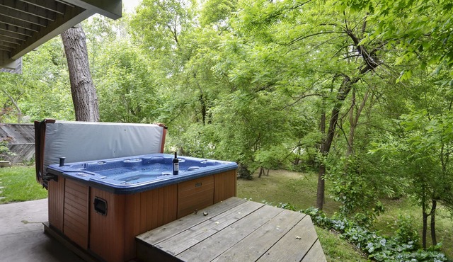 Contente! Great for Groups and Families! Hot Tub, Game Room, Huge Yard and More!