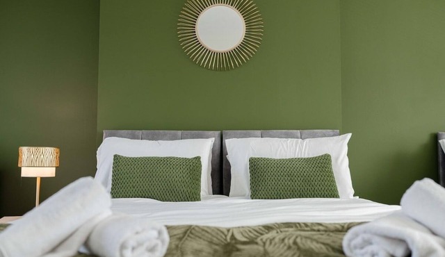 Contractor 3 Bed Home | Sleeps 9