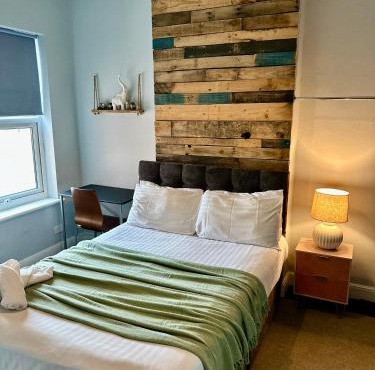 Contractor Accommodation Birmingham Large 6BR Free Parking