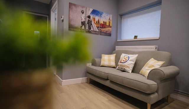 Contractor, Corporate, Leisure & Relocation Ready Home with Off street Parking