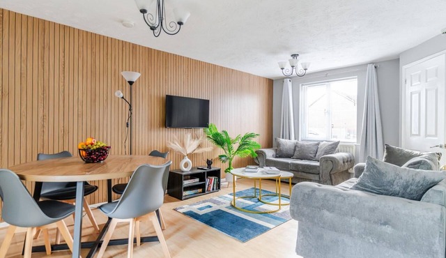 Contractor-Friendly Home: WiFi, Netflix, Free Parking, Near M4/M5/M32”