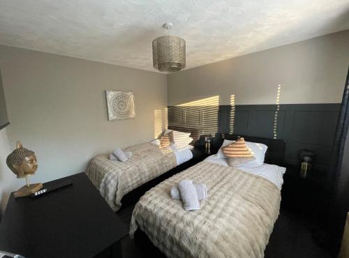 Contractor Friendly,3br, Parking, Fast Wifi, Near M62 & Train Station