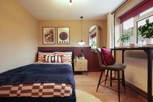 Contractor-Friendly 6 Bedroom House, Close to Chester & Cheshire Oaks, Free Parking & Wi-Fi Included