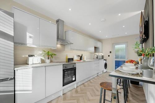 Contractor House 5 Bed 5 Bath with Off Road Parking