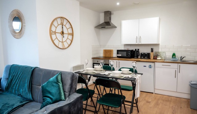 Contractor Stay Near Kirkstall Shopping Centre