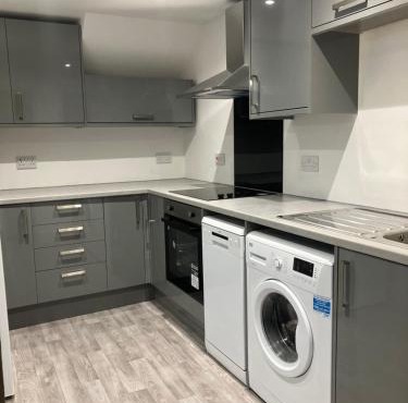 CONTRACTOR STAYS WELCOME newly refurbished 2 bedroom apartment sleeps 5 with free SECURE parking and WiFi Fully Fitted Kitchen with Washer Dryer Weekly bedding change and hoover Long Term Stay Rate available 3 miles from City Centre