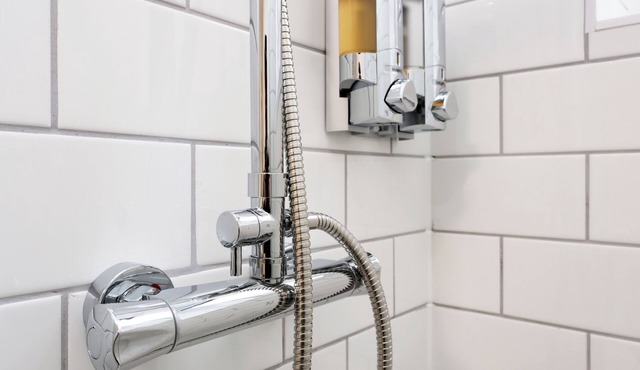 Contractor Studio Parking Smart TV & Kitchen