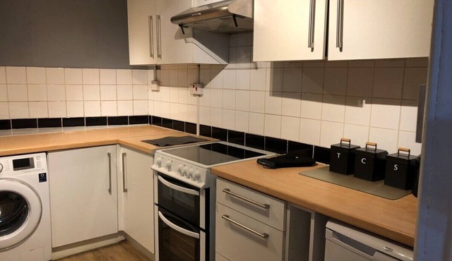 Contractors Grove 2 Bed House Town Centre Location