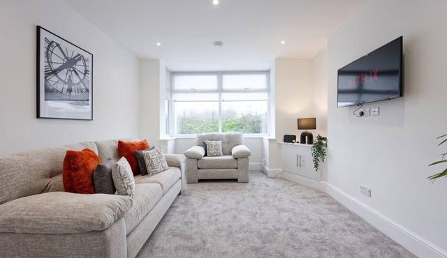 Contractors, Business, Leisure | FREE Parking