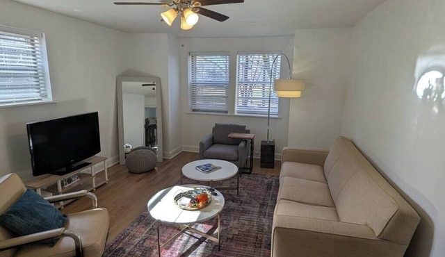 Contractors Lounge Near Downtown Cartersville