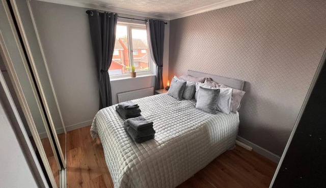 CONTRACTORS OR FAMILY HOUSE - M1 Nottingham - IKEA RETAIL PARK - CATKIN DRIVE - 2 Bed Home with Driveway, private garden, sleeps 4 - TV'S in all rooms