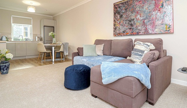 Conveniently located near Helensburgh’s shops, cafés, supermarkets, waterfront and parks. One bedroom with a king bed plus a sofa bed — ideal for couples, small families or professionals. Fast access to train station and free on-site parking.