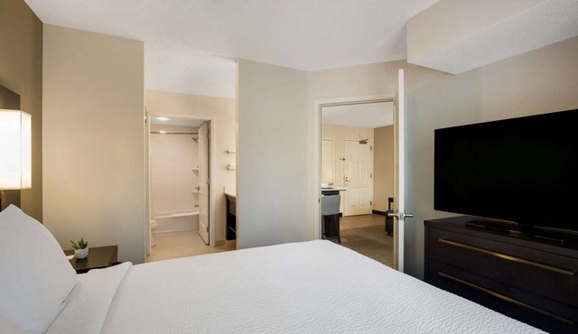 Convenient Location! Full Kitchen, Free Parking, Pets Allowed, Inddor Pool!