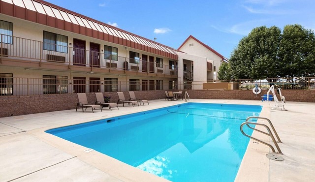 Convenience & Comfort: Spacious Unit Close to Downtown & Cultural Center