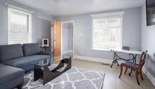 Convenient 1-Bedroom House near Hospital & Downtown