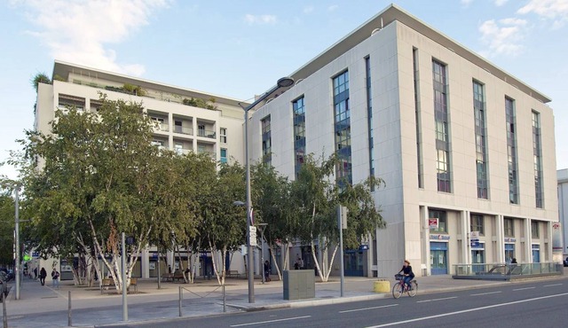 Convenient 1BR Apartment: Near Train Stations