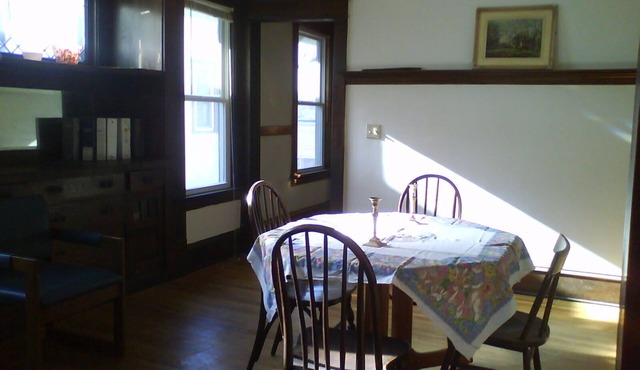 Convenient 2-bedroom lower duplex close to downtown