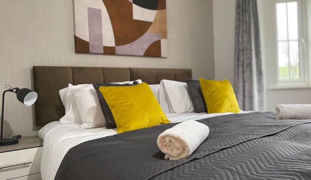 Convenient 2 Bedroom Ground floor Apartment with Parking in Leeds