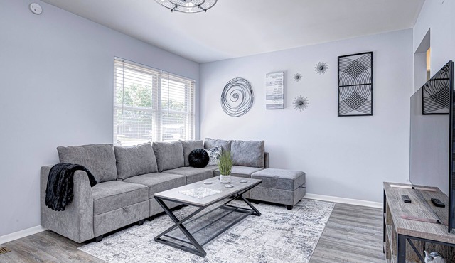 Convenient 2 bedroom with King Bed
