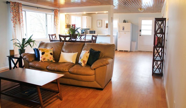 Convenient 3bd private apt. 4 min to DT! Porch + King Bed + Full Kitchen!