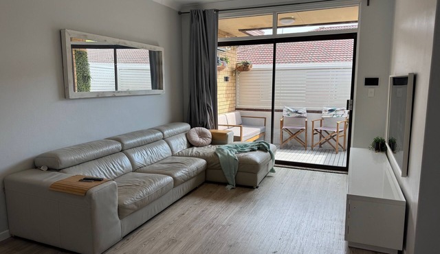 Convenient 3BR Oatley apartment 30 mins train to Sydney CBD, Beaches