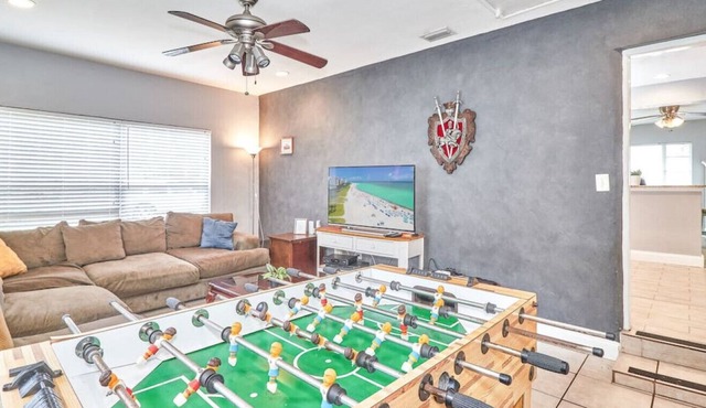 Convenient 3br w/ kitchen Game Room, Fenced Yard!