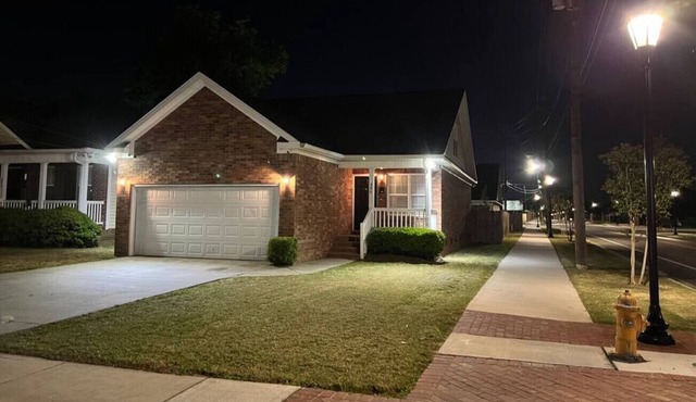 Convenient 4B/3b home & 2 car garage