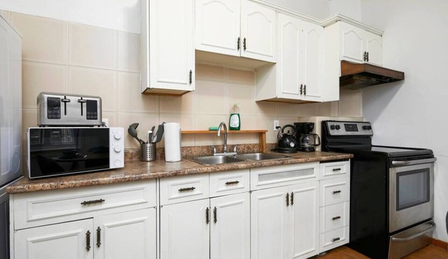 Convenient 4BR in Mont-Royal’s Downtown