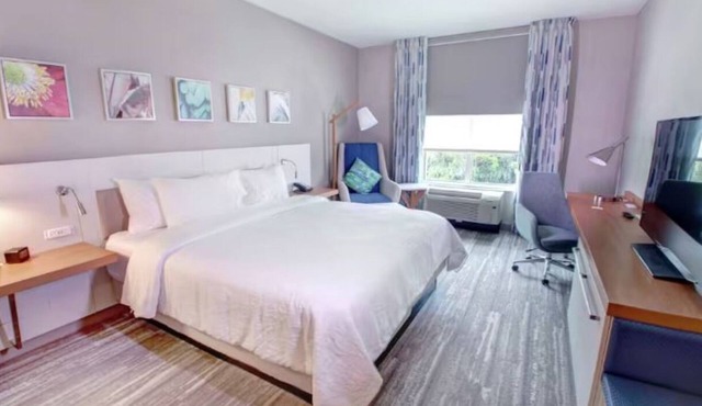 Convenient Accommodation w/Free Parking, Pool