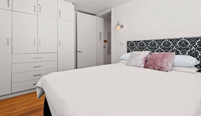 Convenient Apartment in heart of Carlton