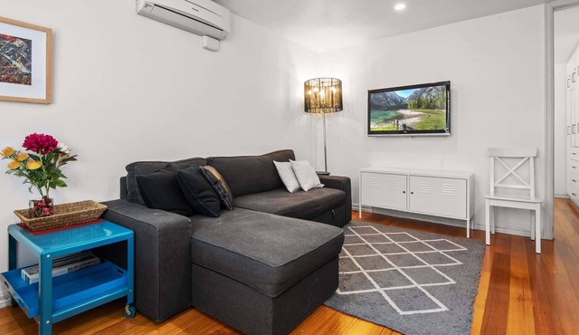 Convenient Apartment in heart of Carlton
