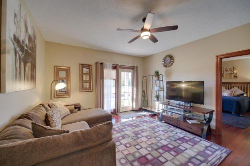 Convenient Apt 2 Mi to North Chagrin Hiking!