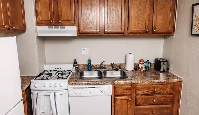 Convenient Apt W/shopping, Dining & Freeways