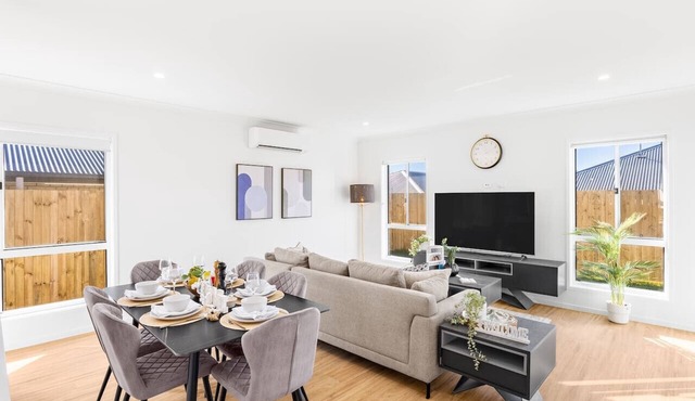 Convenient Brandnew 4 Beds House, 5 mins to mall