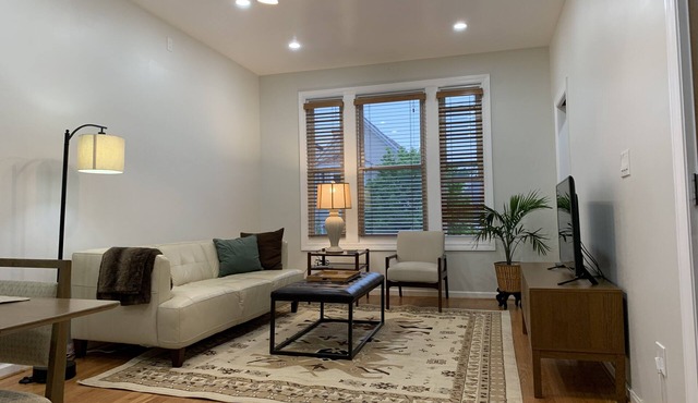 Convenient, bright 2 bed in the heart of Logan Square with free street parking