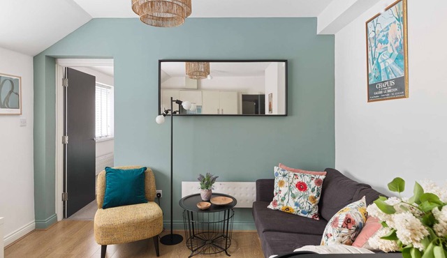 Convenient Central Apartment by Black Door Stays