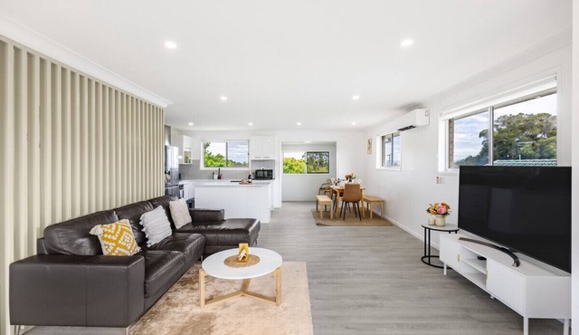 Convenient Comfort: 4BR near Malls and Transport!